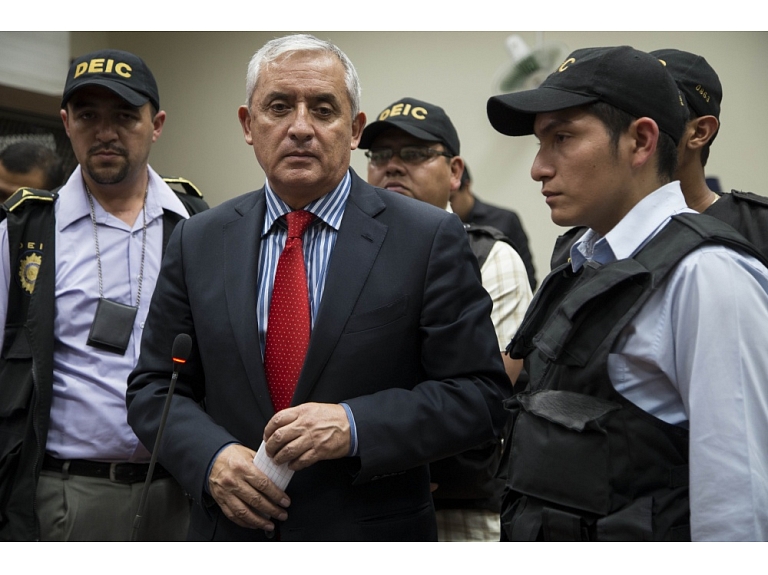 Par korupcijas veicināšanu apcietināts Gvatemalas bijušais prezidents Oto Peress.