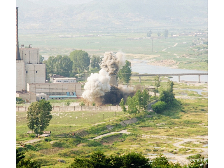 Ziemeļkorejā darbu atsācis Jonbjonas kodolreaktors. Minētais reaktors ir galvenais avots, kas nodrošina Ziemeļkoreju ar plutoniju, ko izmanto atomieroču ražošanā. Foto no 2008.gada.