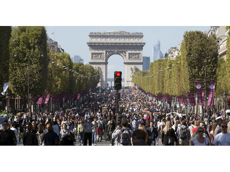 Lai samazinātu gaisa piesārņojumu pirms decembrī gaidāmās ANO klimata konferences, Parīzē uz dienu tika aizliegta auto satiksme.