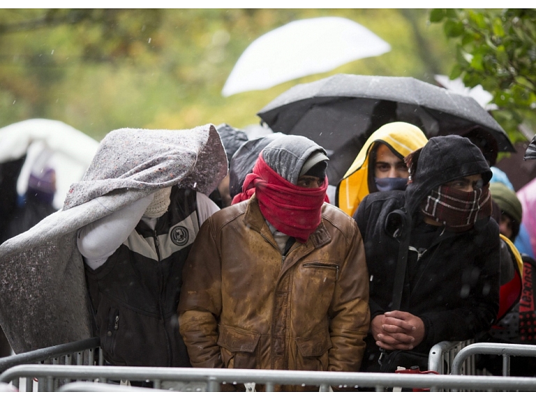 Austrijā 36 stundās ir ieradušies 12 220 migrantu. Bēgļu plūsma vēl joprojām turpinās.