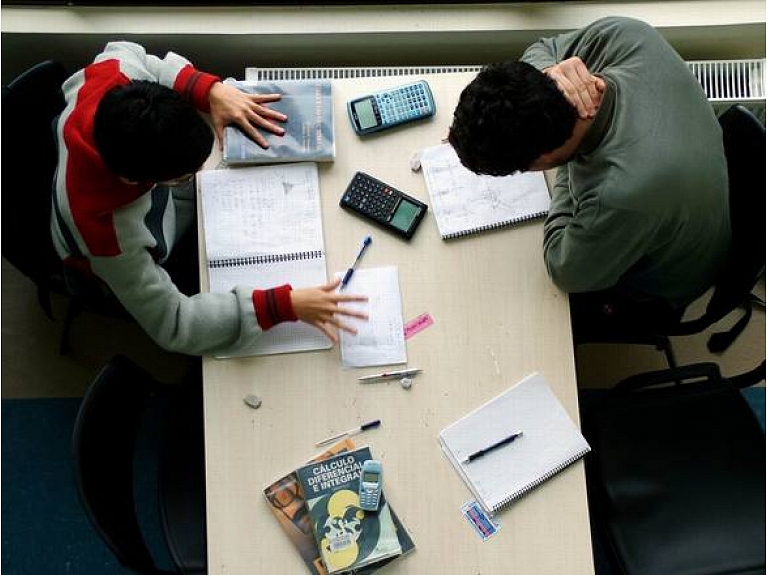 Otrdien, 13.oktobrī, valdība apstiprināja minimālo skolēnu skaitu desmitās klases atvēršanai vidusskolā. Iestrādāti divi kritēriji klašu atvēršanai. Novada izglītības iestādēs 10.klasi varēs atvērt ar ne mazāk kā 12 izglītojamajiem vai vismaz 32 skolēniem visā vidusskolā. Savukārt ar vismaz 18 izglītojamajiem vienā klasē vai 48 skolēniem 10.-12.klasē varēs atvērt arī 10.klasi novada pilsētās. Foto: Ilustratīvs foto/ Foto: Stock.XCHNG
