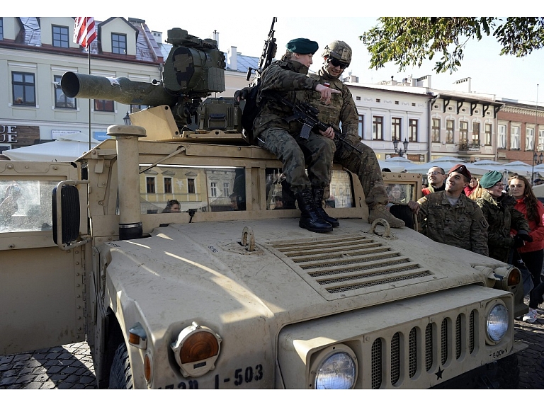 Igaunijā ieradies ešelons ar ASV smago militāro tehniku. Kopā valstī nogādātas 40 ASV smagās militārās tehnikas vienības.