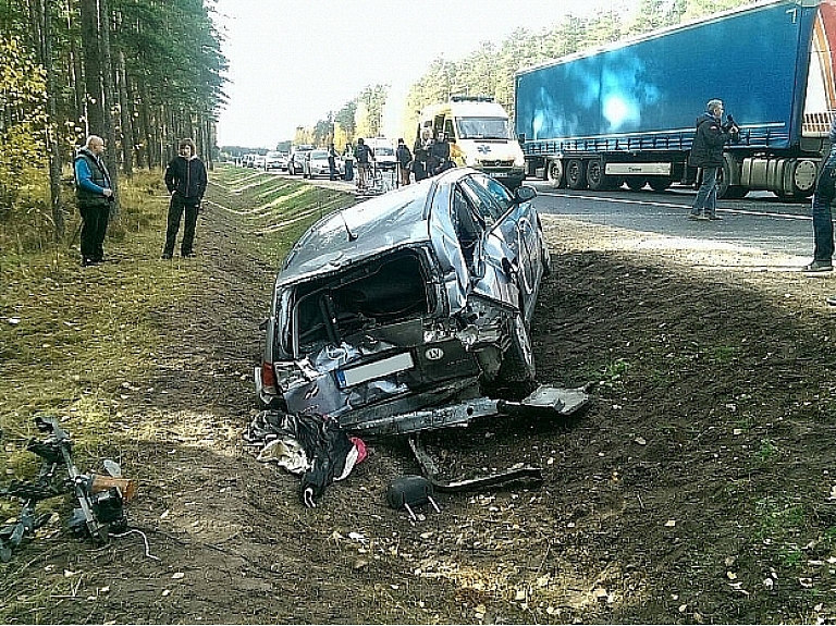 Pirmdien, 26.oktobrī, Garkalnes novadā notika smaga autoavārija, kurā Polijas kravas auto šoferis ietriecās vairākos riteņbraucējos - bērnos, kas bija devušies treniņa braucienā. Tiesa kravas automašīnas šoferi no Polijas nolēma apcietināt. Smagā auto vadītājam, kurš izraisīja sadursmi ar riteņbraucēju grupu, draud pat desmit gadu ilgs cietumsods. Foto: Valsts policija
