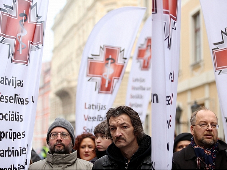 Otrdien, 3.novembrī, Latvijas Veselības un sociālās aprūpes darbinieku arodbiedrības (LVSADA) rīkotajā piketā pie Saeimas pulcējušies aptuveni 200 cilvēku. LVSADA vadītājs Valdis Keris uzskata, ka ar rīkoto protesta akciju mediķi ir sadzirdēti. Foto: Evija Trifanova/ LETA
