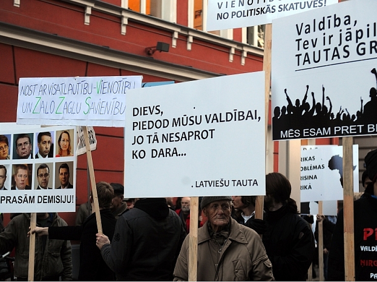 Ceturtdien, 5.novembrī, ap 100 cilvēku pie Saeimas piketēja pret bēgļu uzņemšanu. Foto: Ieva Lūka/ LETA
