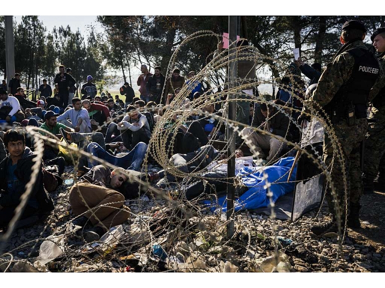 Lai mazinātu bēgļu un nelegālo imigrantu pieplūdumu, Maķedonija gatavojas žoga celtniecībai gar Grieķijas robežu.