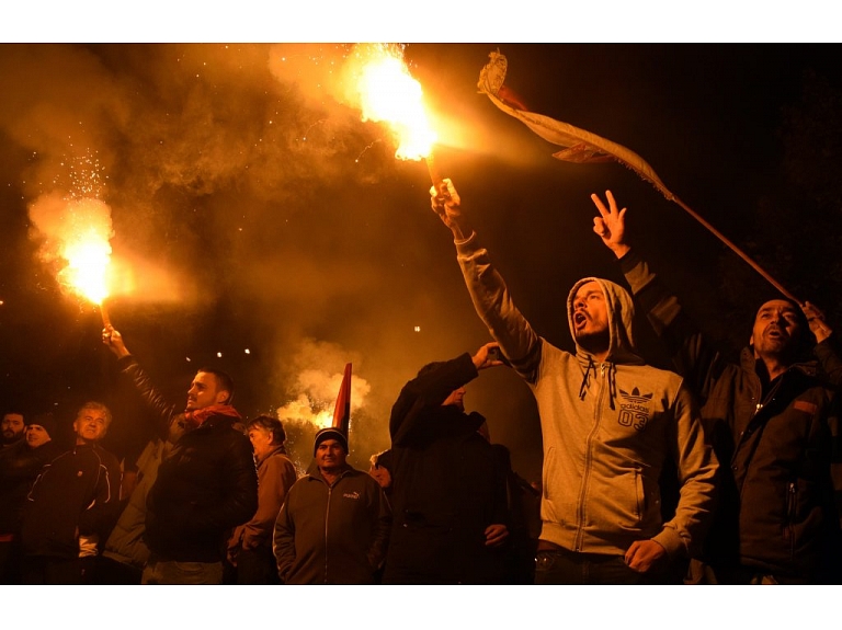 Vairāki tūkstoši prokrievisko partiju atbalstītāju Melnkalnē protestēja pret valsts dalību NATO, prasot par šo jautājumu rīkot referendumu.