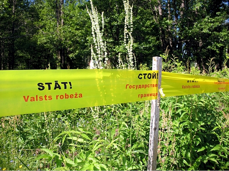 Uz Latvijas austrumu robežas sākta žoga būvniecība, lai apgrūtinātu nelegālo robežas šķērsotāju iekļūšanu valstī.