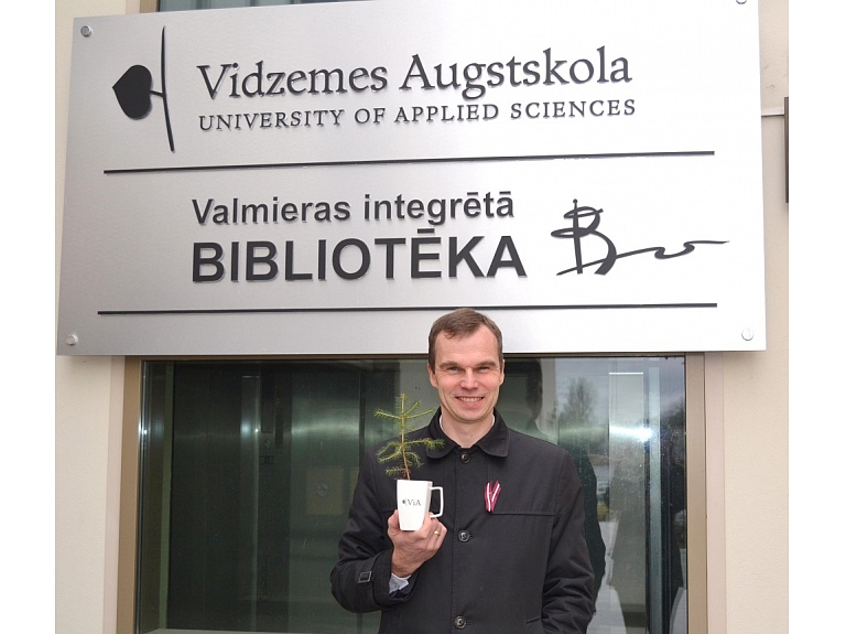 Vidzemes Augstskolas rektors Gatis Krūmiņš svētkos un gadu mijā novēl: Lieliem un maziem, jauniem un veciem novēlam sapņus, kuru piepildīšana jūs darītu laimīgus. Tāpat noderēs ticība saviem sapņiem un spēks uzsākt lietas, kas sekmētu sapņu piepildījumu.