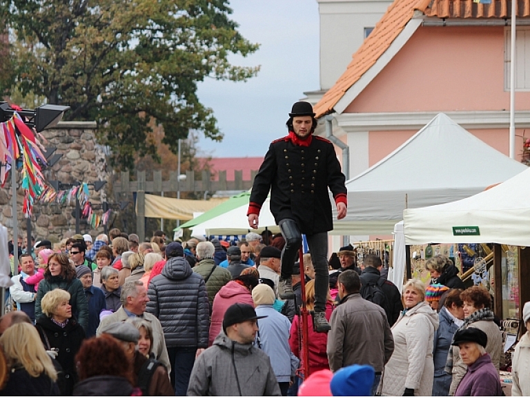 10.oktobrī, Valmieras rātslaukumā un vecpilsētā notika tradicionālais Simjūda gadatirgus, kuram šogad aprit 20 gadu kopš tā atjaunošanas 1996.gadā. Foto: Valmiera24.lv