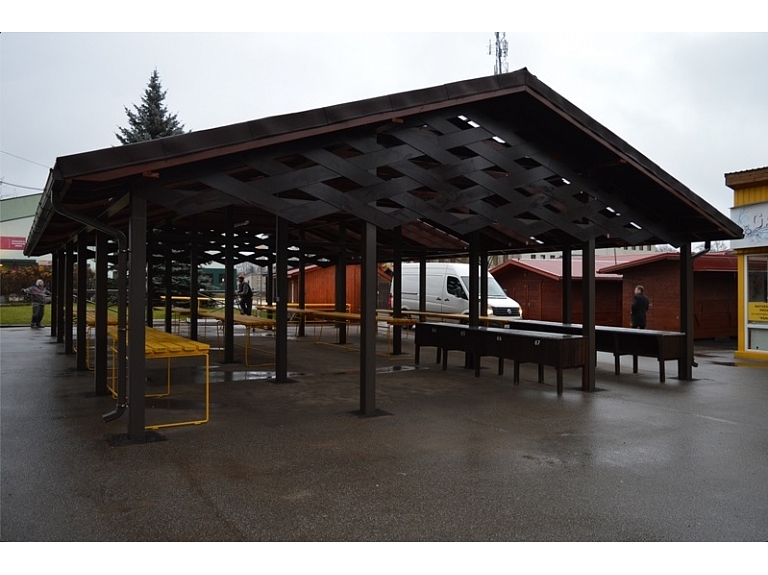 Pabeigti Limbažu tirgus paviljona izbūves darbi Pasta ielā 2. Foto: Limbazi.lv