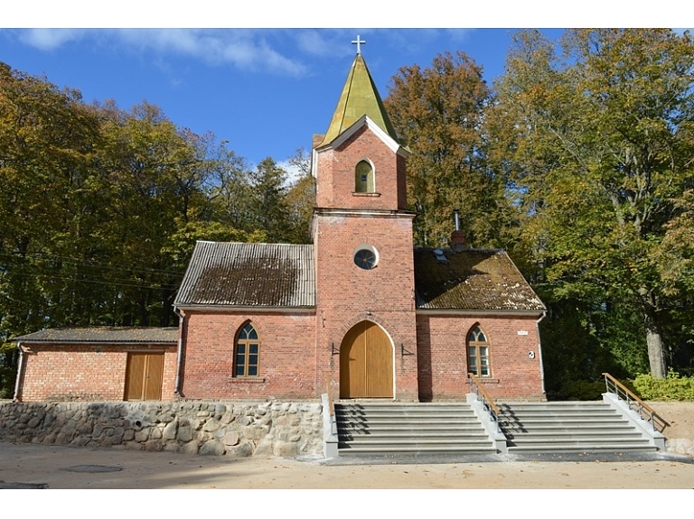 Limbažu kapličai pārbūvētas kāpnes un labiekārtota pieguļošā teritorija. Foto: Limbazi.lv