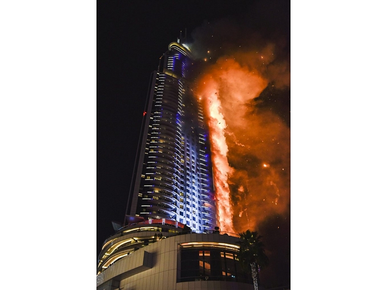 Neilgi pēc Jaungada sagaidīšanas Dubajas 63 stāvu augstajā viesnīcā 