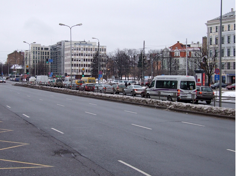 Virs Rīgas, nelielā vēja ātruma un augstumā esoša siltā gaisa slāņa dēļ, izveidojās neliels smogs.