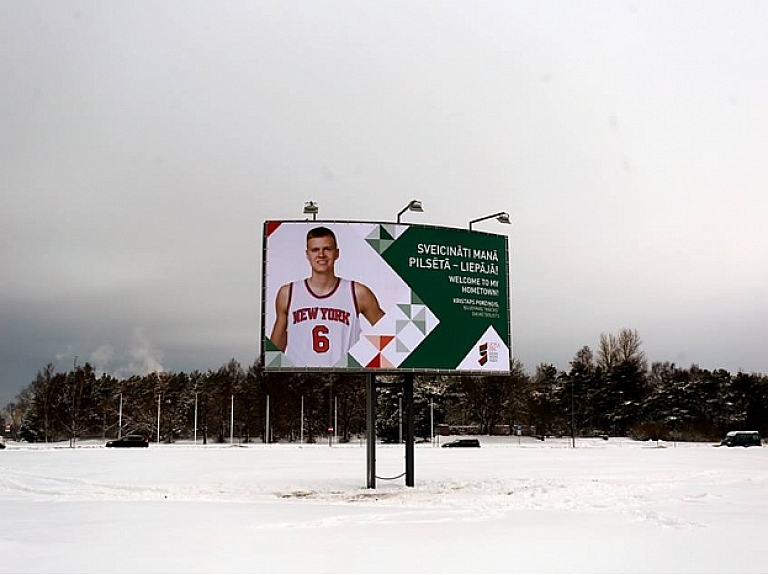 Pie Liepājas pilsētas robežām izvietoti plakāti, kuros pilsētas iedzīvotājus un viesus sveicina Liepājas basketbola talants, NBA 'New York Knicks' komandas spēlētājs Kristaps Porziņģis.