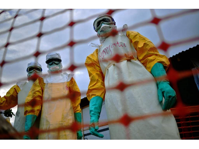 Vai kādreiz tam pienāks beigas? Dažas stundas pēc tam, kad Pasaules Veselības organizācija paziņoja, ka Ebolas epidēmija ir beigusies, Sjerraleonē konstatēts aizdomīgs kādas sievietes nāves gadījums, kuru, domājams, izraisījis nāvējošais vīruss.