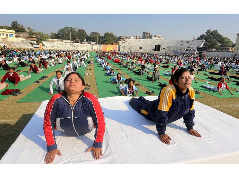 Pasaulslavenās Bikrama jogas dibinātājam Bikramam Čaudhuri par seksuālu uzmākšanos jāsamaksā sods 6,47 miljoni ASV dolāru apmērā. Foto: LETA/EPA
