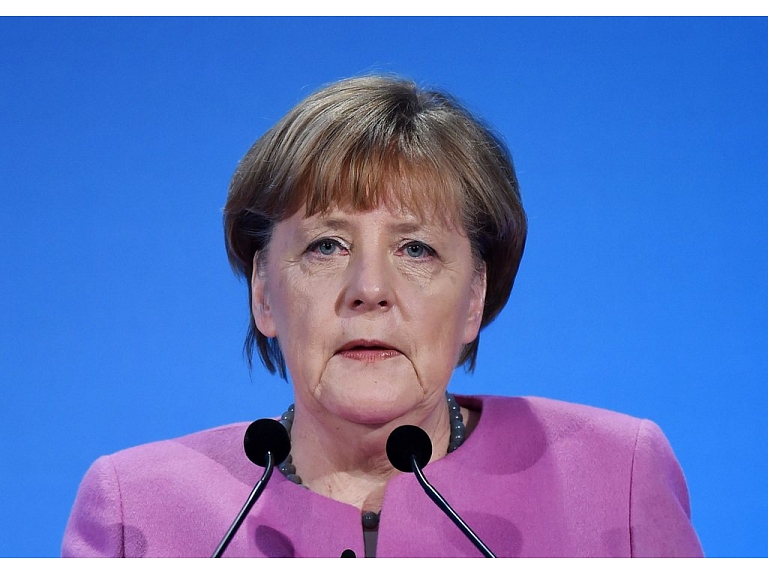 39,9% Vācijas iedzīvotāju vēlas, lai kanclere Angela Merkele atkāpjas viņas īstenotās bēgļu politikas dēļ.