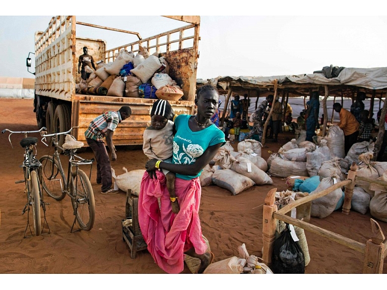 ANO paziņoja, ka Dienvidsudānas kara zonās vismaz 40 000 cilvēku draud bada nāve.