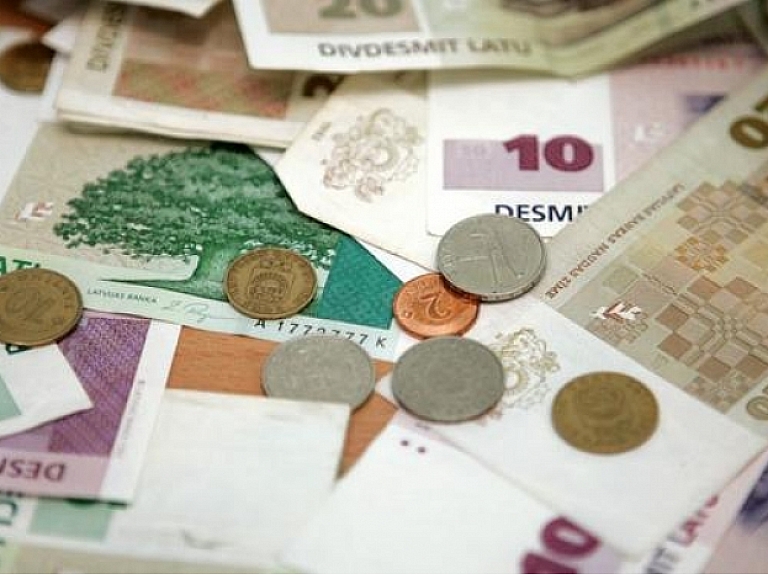 Līdz februāra beigām no apgrozības bija izņemti 37,8% lata monētu 27,4 miljonu latu vērtībā un 95% lata banknošu 932 miljonu latu vērtībā.