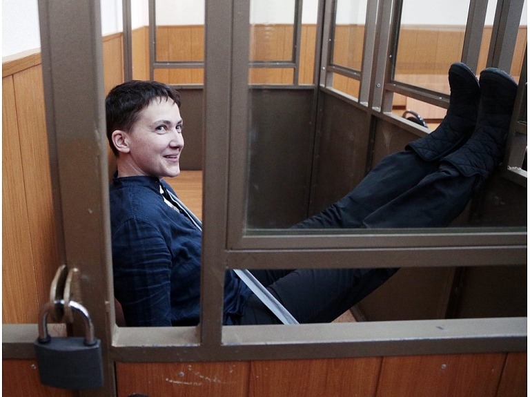Krievijas tiesa Nadijai Savčenko, kas tika apsūdzēta krievu žurnālistu nogalināšanā, piespriedusi 22 gadus ilgu cietumsodu.