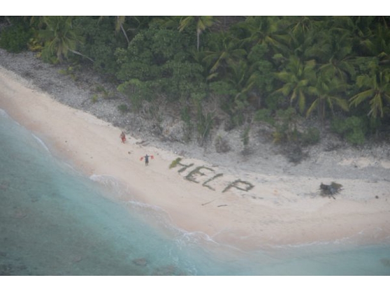 Trīs vīrieši izglābti no vientuļas salas pēc tam, kad viņi bija no palmu lapām izveidojuši piekrastē vārdu 