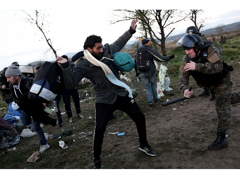 Sadursmēs ar Maķedonijas policiju uz robežas ar Grieķiju cietuši 260 migranti. Sadursmes laikā policija uz migrantiem raidījusi asaru gāzi un šāvusi plastmasas lodes, lai atturētu nelegālos migrantus no ielaušanās valsts teritorijā cauri žogam.