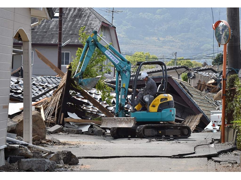 Japāna pieredzējusi spēcīgākās zemestrīces kopš 2011.gada 11.marta. Sestdienas rīta otrais pazemes grūdiena spēks sasniedzis 7,3 magnitūdas un tas prasījis vismaz 28 cilvēku dzīvības.