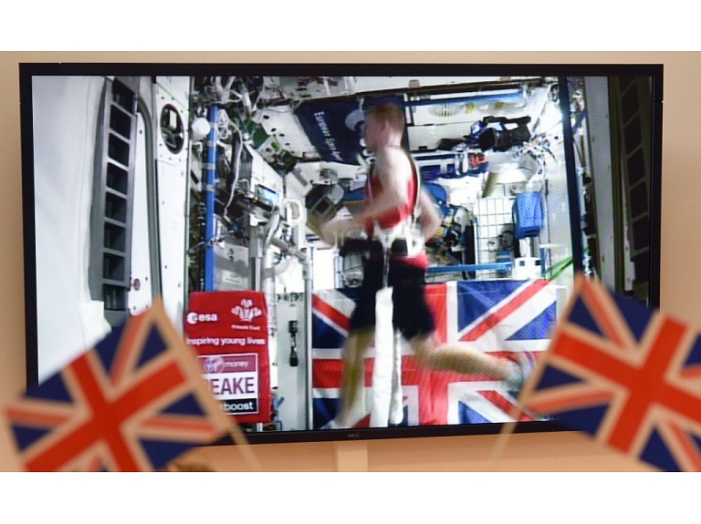 Britu astronauts Timotijs Pīks Londonas maratona laikā Starptautiskajā kosmosa stacijā  īpašā trenažierī sekmīgi noskrējis virtuālu 42 kilometru distanci, sasniedzot jaunu kosmisko rekordu