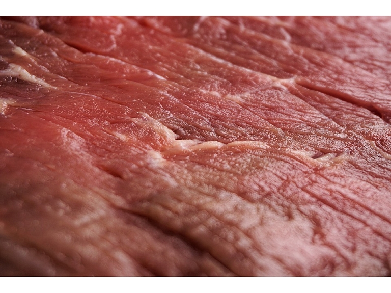 ASV kāds vīrietis nozaga steiku gaļu lielveikalā 