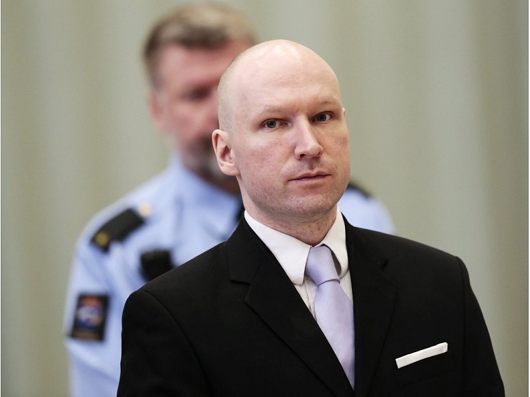 Norvēģijā masu slepkava Annešs Bērings-Breivīks, kurš par vainīgu 77 cilvēku slepkavībā, iesniedzis sūdzību tiesā pret valsti par viņa ieslodzījuma apstākļiem. Notiesātais cietumā 5 gadus tiek turēts izolācijā no pārējiem ieslodzītajiem.