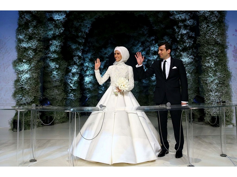 Turcijas prezidenta Redžepa Tajipa Erdoana jaunākā meita Simeje plašā un augsta drošības līmeņa ceremonijā Stambulā apprecējusies ar aizsardzības rūpniecības uzņēmēju Selčuku Bairaktaru.