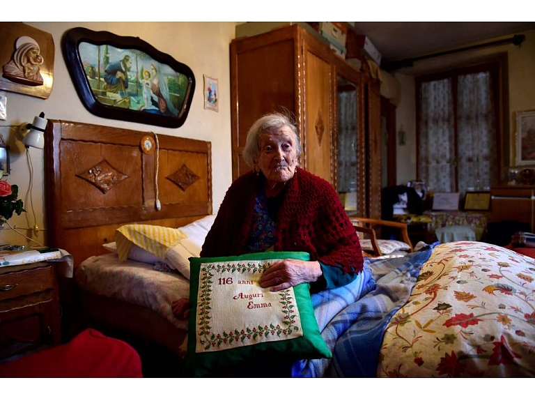 Ņujorkā 116 gadu vecumā miris vecākais cilvēks pasaulē - amerikāniete Sūzanna Mušata Džounsa.