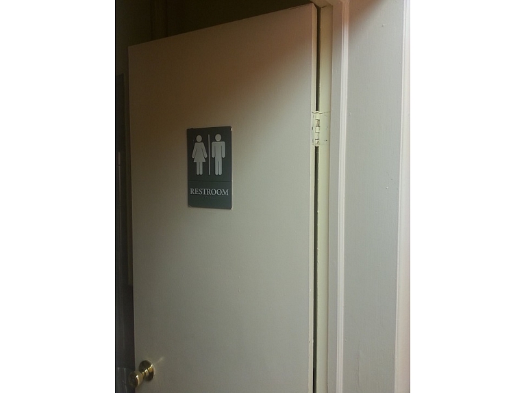 Vienpadsmit ASV štati iesūdzējuši tiesā prezidenta Baraka Obamas administrāciju saistībā ar federālajām vadlīnijām, kas paredz, ka skolēni - transseksuāļi var pēc savas izvēles izmantot viena vai otra dzimuma tualetes.