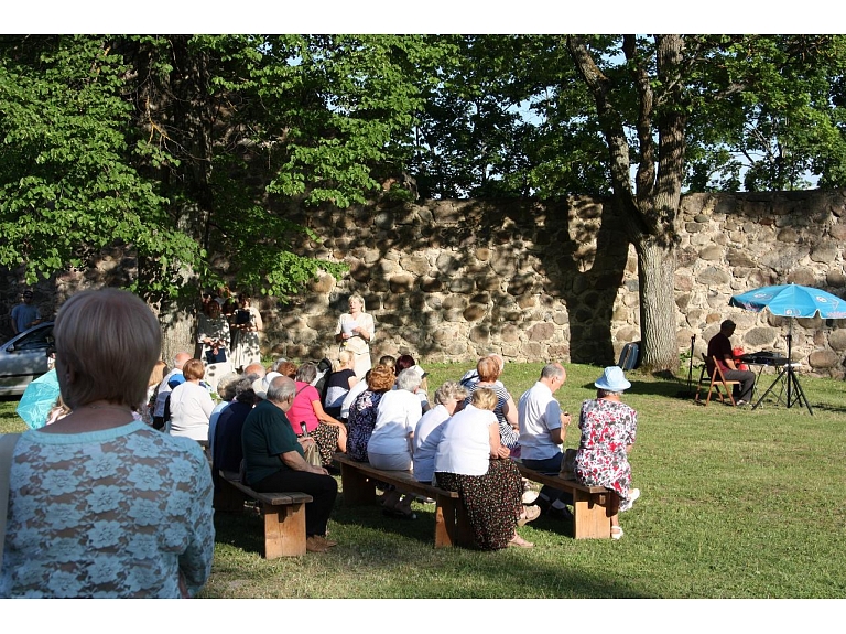 Agnese Sēne, Sanda Vītola/ Valmiera24.lv praktikantes