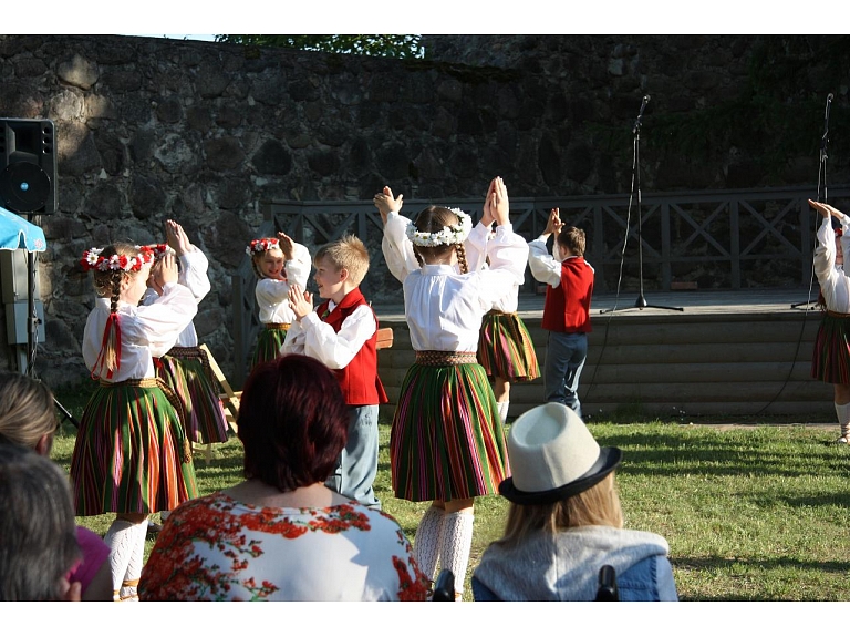 Agnese Sēne, Sanda Vītola/ Valmiera24.lv praktikantes