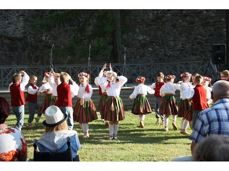 Agnese Sēne, Sanda Vītola/ Valmiera24.lv praktikantes