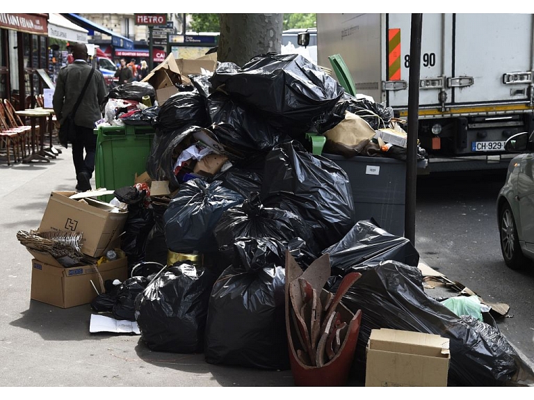 Francijas galvaspilsēta slīgst atkritumos. Izgāztuvju darbinieki turpina streiku.