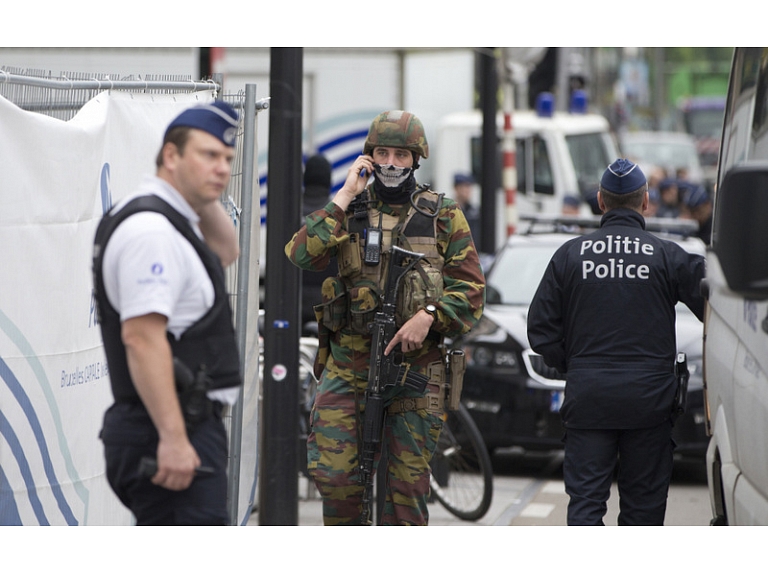 Terora trauksme Briselē: evakuēts tirdzniecības centrs. Terorists pats piezvanījis policijai un paziņojis, ka viņam mugurā ir veste ar sprāgstvielām.