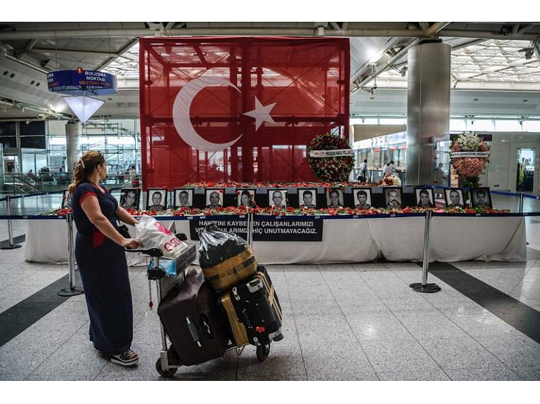 Turcijas lielākās pilsētas Stambulas Ataturka lidostā, uzspridzinoties trīs teroristiem pašnāvniekiem un teroristu sarīkotajā apšaudē, nogalināts 42 cilvēki, to vidū arī ārzemnieki, bet 230 ievainoti.