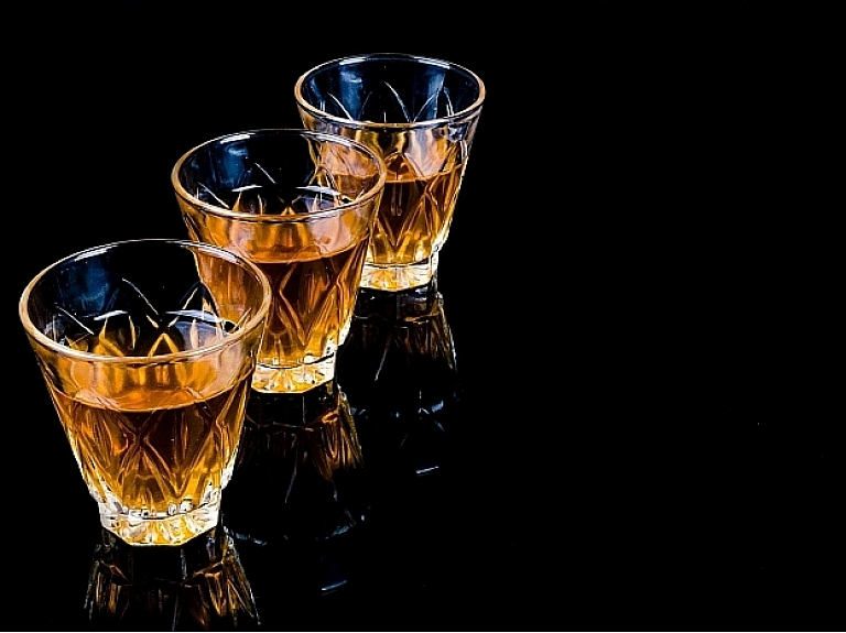 Viltota nelegālā alkohola dēļ Latvijā katru gadu tiek zaudēti 20 miljoni eiro, kas ir apmēram 9% no kopējā stipro alkoholisko dzērienu un vīna pārdošanas apjoma, secināts Eiropas Savienības Intelektuālā īpašuma biroja (EUIPO) ziņojumā. Ilustratīvs foto/ Foto: Stock.XCHNG
