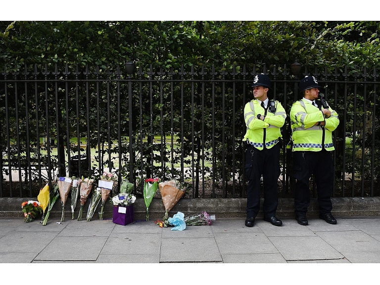 Uzbrukumā ar nazi Londonas centrā netālu no Britu muzeja trešdienas vakarā nogalināta kāda sieviete, bet vēl pieci cilvēki ievainoti. Uzbrucējs - 19 gadus vecs vīrietis - notikuma vietā tika aizturēts. Policija neizslēdz notikušā incidenta iespējamu saistību ar terorismu, bet norādīja, ka 