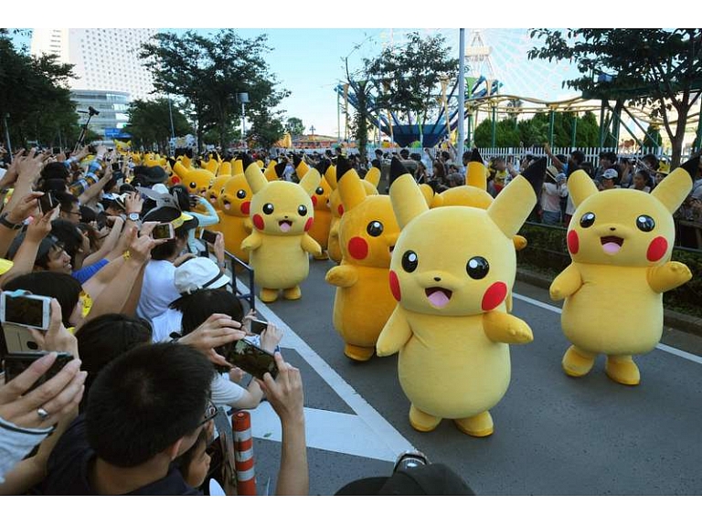 Japānā norisinājies vērienīgs festivāls, kura laikā ielās izgājuši tūkstošiem Pikačū.