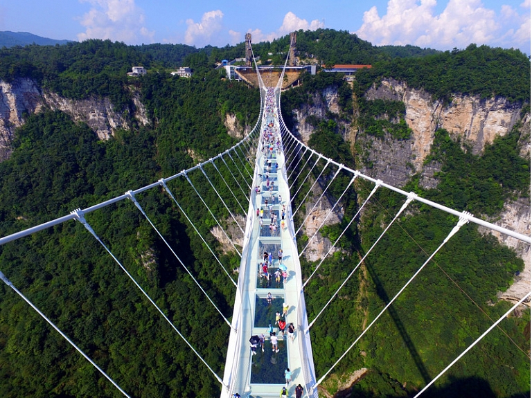 Ķīnas Džandzjadzje kalnos atklāts pasaulē augstākais un garākais tilts ar stikla apakšu.