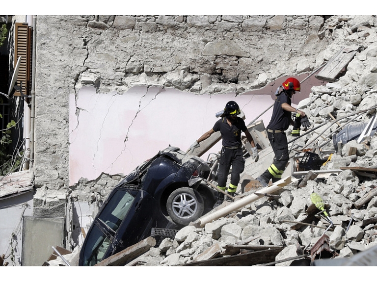 Itālijas vidienē Umbrijas reģionā notika 6,2 magnitūdas stipra zemestrīce, kurā gājuši bojā vismaz 120 cilvēki.