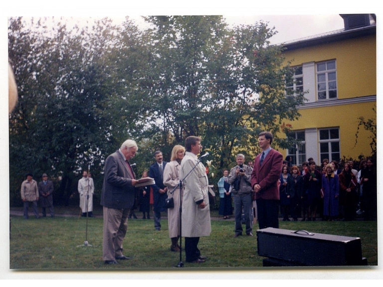 ViA rektoru Arti Pabriku sveic Valmieras pilsētas Domes priekšsēdētājs Māris Kučinskis un kultūras nodaļas vadītāja Anita Upeniece; 1996.g. 24.septembrī