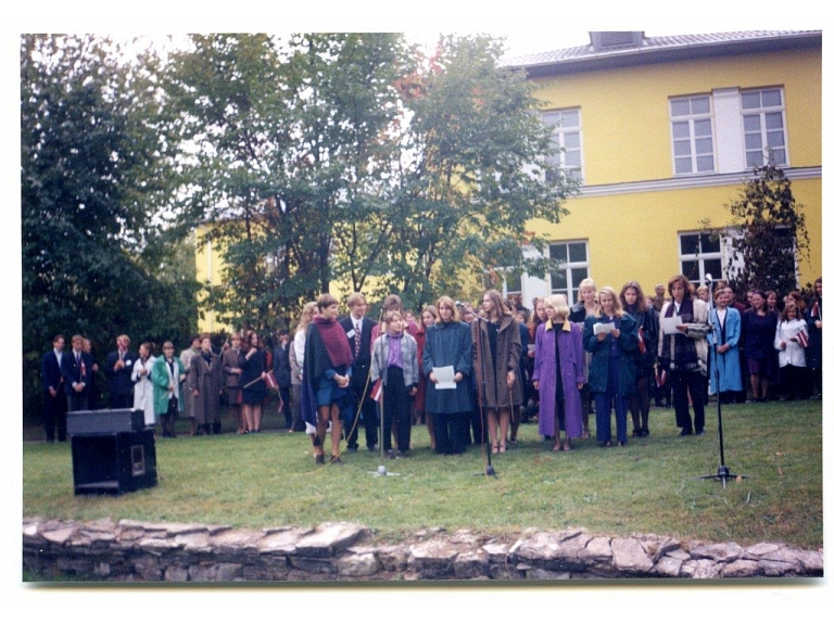 Studentu grupa izpilda apsveikuma runas dziesmu augstskolas atklāšanas dienā, 1996.g. 24.septembrī