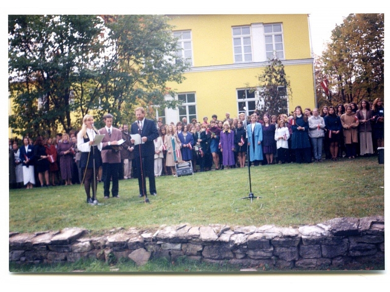 ViA atklāšanā uzrunu saka Norvēģijas Karalistes izglītības ministra vietnieks Magnuss Hidtbē, 1.no labās; fonā redzami ViA studenti; 1996.g. 24.septembrī