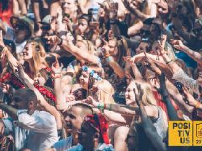 Pārlaižot negaisu, "Positivus" festivālā pulcējas pirmie tūkstoši apmeklētāju