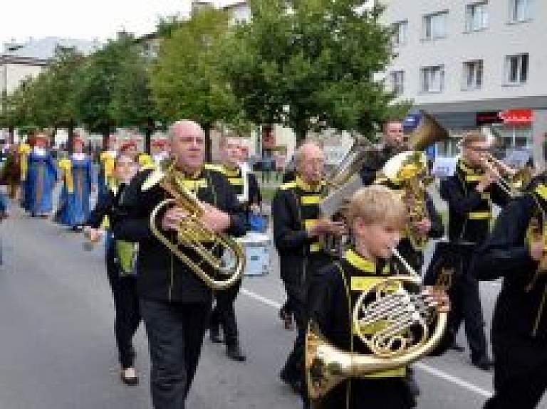Valmieras pilsētas svētkus atklās ar gājienu "Valmiera lepojas"